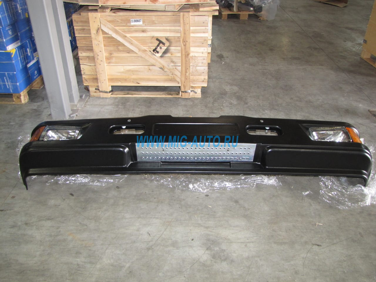 Буфер передний Евро (пластиковый) в сб. с фарами  65115-2803020