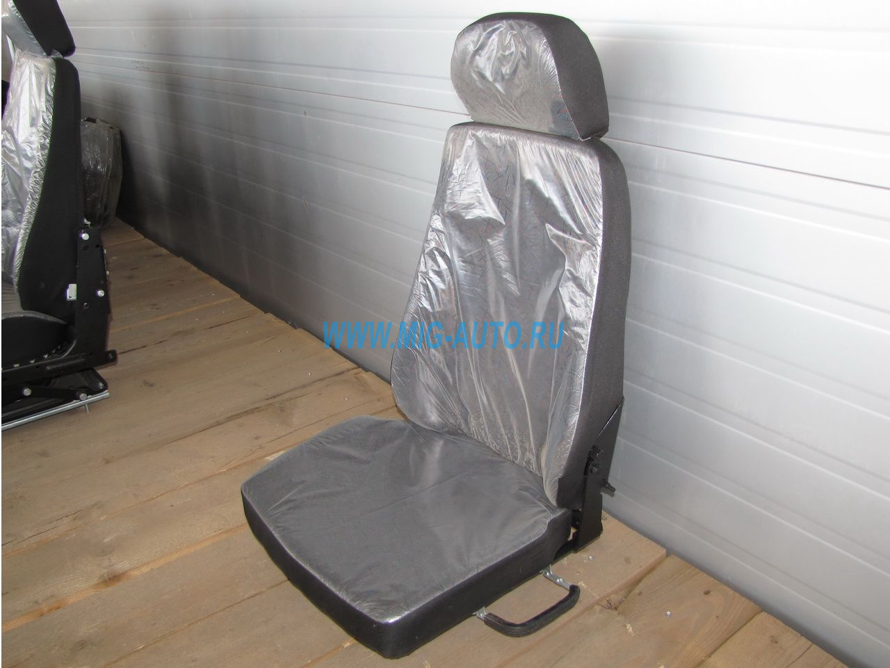 Сиденье пассажирское среднее с высокой спинкой (с подголовником) 53205-6810010